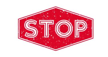 Uyarı işareti kauçuk damgası. Grunge resim tekniği ile etiketle.