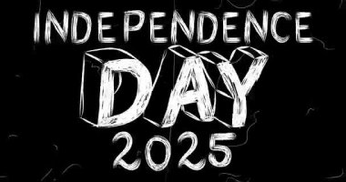 2025 Bağımsızlık Günü eski kaotik film şeridinin grunge etkisi olan animasyonu. Yoğun televizyon, video yüzeyi, klasik ekran beyaz çizikler, kesikler, toz ve lekeler.