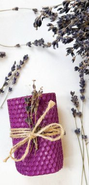 Beyaz Arkaplanda Kurutulmuş Lavantalı El Yapımı Balmumu Mum