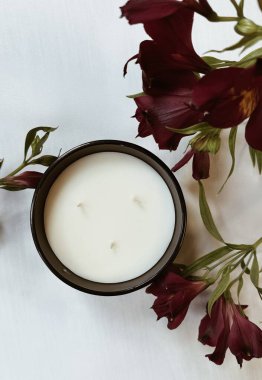Çiçek Aksanlı Büyük Yuvarlak El Yapımı Kokulu Mum Sade Ev Dekoru