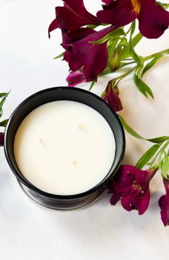 Çiçek Aksanlı Büyük Yuvarlak El Yapımı Kokulu Mum Sade Ev Dekoru