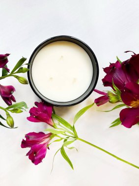 Çiçek Aksanlı Büyük Yuvarlak El Yapımı Kokulu Mum Sade Ev Dekoru