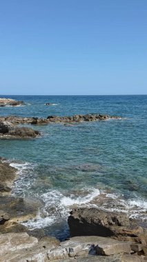 Dinamik dalgalar Rocky Akdeniz kıyılarına çarpıyor