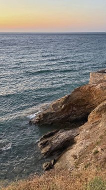 Rocky Sahil Hattı ve Yumuşak Deniz Dalgaları Huzurlu Doğa Arkaplanı