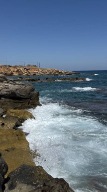 Dinamik dalgalar Rocky Akdeniz kıyılarına çarpıyor