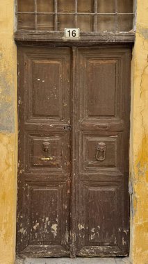 Kırsal Ahşap Kapı No. Akdeniz Geçidindeki 16 Yaşlı Giriş