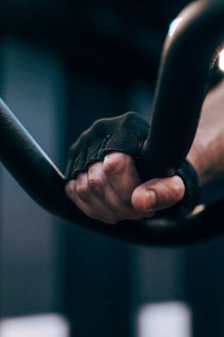 Siyah gidonları tutan bisiklet eldivenli eller yakın plan. Yolculuğun hareketine ve gayretine odaklan..