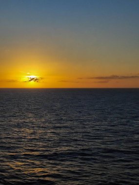 Ufukta gün batımı okyanusun üzerinde