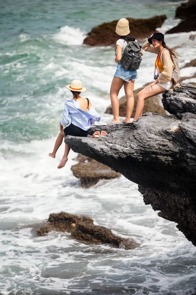 Grupo Mujeres Viajeras Disfrutan Del Viaje Senderismo Acantilado Natural Mar —  Fotos de Stock