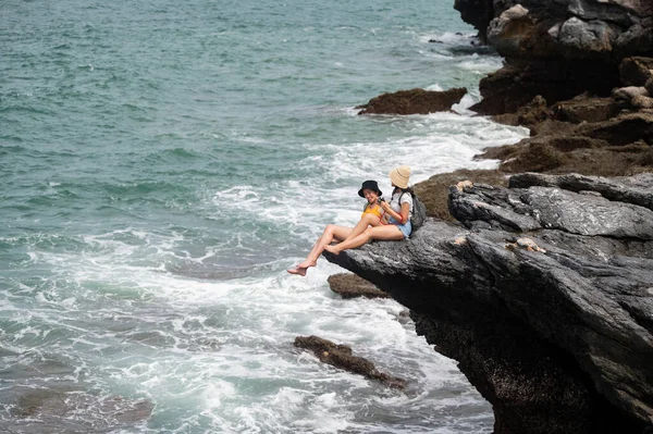 Grupo Mujeres Viajeras Disfrutan Del Viaje Senderismo Acantilado Natural Mar —  Fotos de Stock