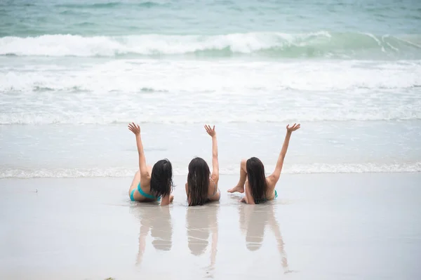 Gruppo Donne Viaggiatrici Bikini Che Posano Braccia Alzarsi Sulla Spiaggia — Foto Stock