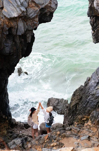 Kadın Gezgin Denizdeki Doğal Mağaraya Yürüyüşün Tadını Çıkarır Yaz Tatilinde Stok Fotoğraf