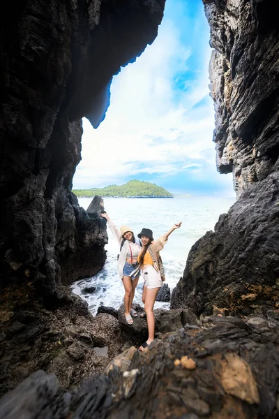 Ženy Cestovatel Vychutnat Výlet Pěší Turistiku Přírodní Jeskyně Moři Letní Stock Snímky