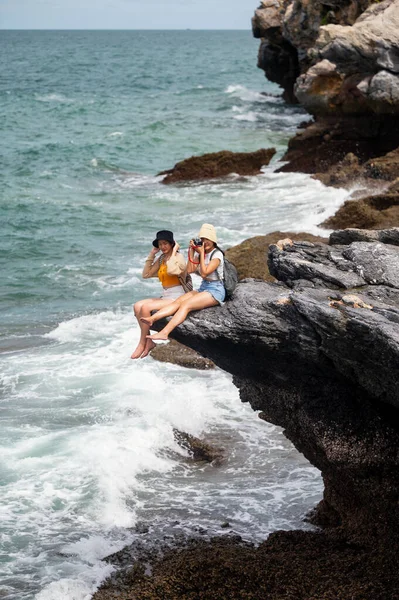 Skupina Žen Cestovatel Vychutnat Výlet Pěší Turistiku Přírodnímu Útesu Moři Stock Obrázky
