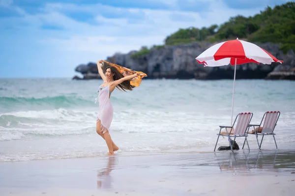 Elbiseli Bir Gezgin Tek Başına Yürüyor Kumsalda Rahatlıyor Denizin Tadını Telifsiz Stok Fotoğraflar
