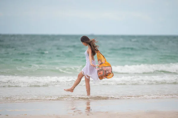 Elbiseli Kadın Gezgin Deniz Sahilinde Rahatça Yürüyor Yaz Tatilinin Tadını Stok Resim