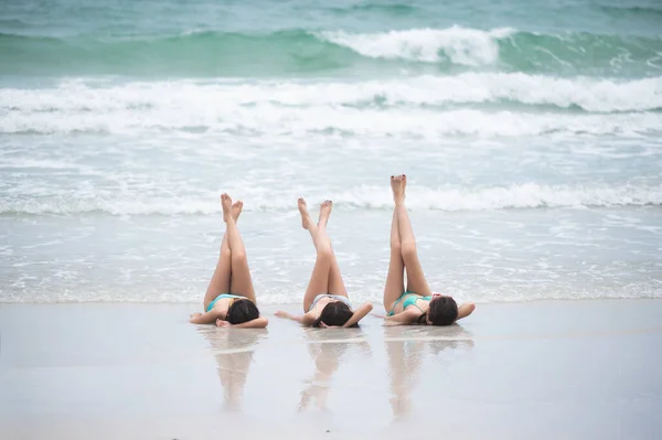 Gruppe Von Reisenden Bikini Legen Bein Strand Genießen Moment Auf Stockbild