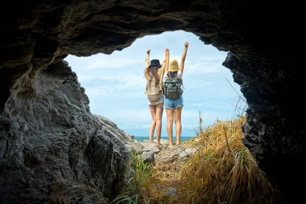 Blick Von Der Natürlichen Tunnelhöhle Auf Die Seeinsel Des Wanderers lizenzfreie Stockbilder