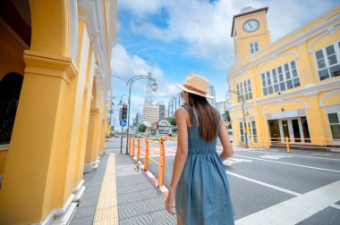 Tayland 'ın en çok turistik yeri olan Tayland' ın en çok turistik yeri olan eski şehir Phuket 'teki turist gezgini.