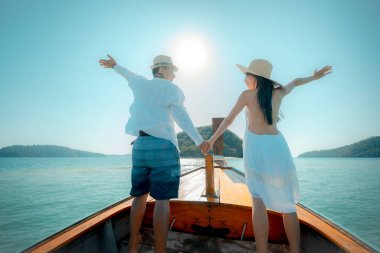 Seyahatin tadını çıkaran turistler, uzun kuyruklu tekneler, yaz tatilleri, çiftler.