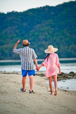 Çift gezgin, birlikte deniz kıyısında seyahatin tadını çıkarır. Yaz tatilinde birlikte seyahatin tadını çıkarırlar.