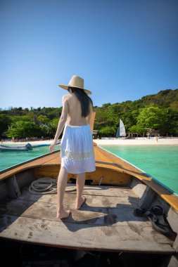 Seyahatin tadını çıkaran turist, uzun kuyruklu tekne, yaz tatili