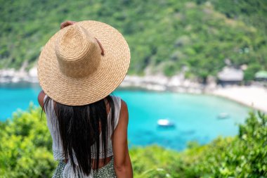 Gezgin turist, Tayland 'ın Kohtao adasında yaz mevsiminde deniz manzarasının tadını çıkarıyor.