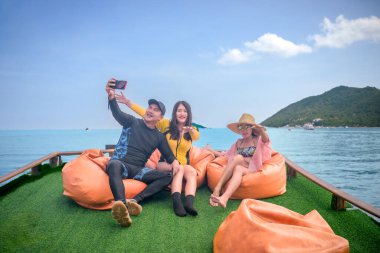 Bir grup turist, deniz yaz yolculuğunun tadını çıkarıyorlar. Birlikte tekneyle dalış için seyahat ediyorlar.