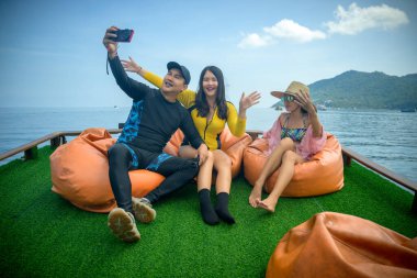 Bir grup turist, deniz yaz yolculuğunun tadını çıkarıyorlar. Birlikte tekneyle dalış için seyahat ediyorlar.
