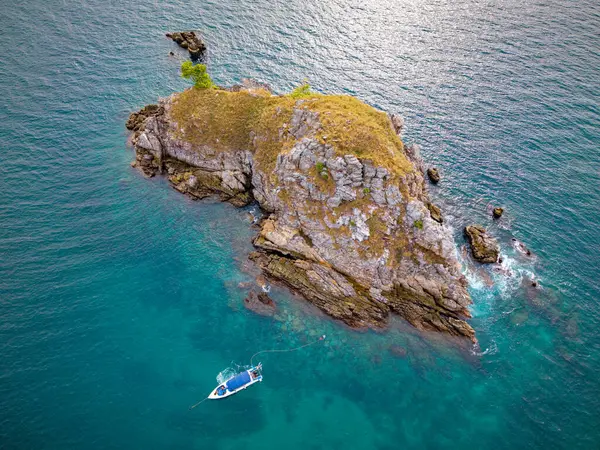İzole sahil manzarası Tayland 'ın güney kesimindeki turist ziyaretinden sonra sessiz ve sessiz bir ada.