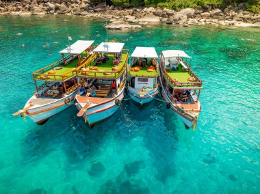 Doğal körfezin üst hava manzarası tonlarca gezgin turist alıyor. Tur tekneleri iniyor. İnsanlar yaz tatilinde birlikte su sporunun tadını çıkarıyorlar.