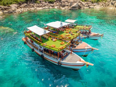 Doğal körfezin üst hava manzarası tonlarca gezgin turist alıyor. Tur tekneleri iniyor. İnsanlar yaz tatilinde birlikte su sporunun tadını çıkarıyorlar.