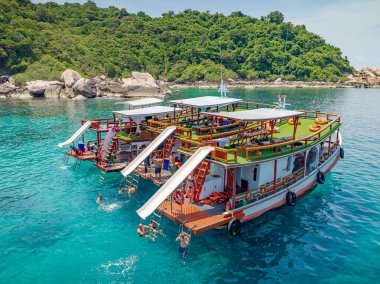 Doğal körfezin üst hava manzarası tonlarca gezgin turist alıyor. Tur tekneleri iniyor. İnsanlar yaz tatilinde birlikte su sporunun tadını çıkarıyorlar.