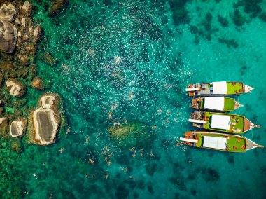 Doğal körfezin üst hava manzarası tonlarca gezgin turist alıyor. Tur tekneleri iniyor. İnsanlar yaz tatilinde birlikte su sporunun tadını çıkarıyorlar.