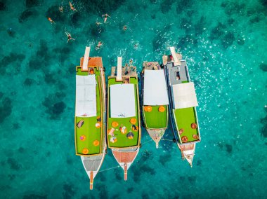 Doğal körfezin üst hava manzarası tonlarca gezgin turist alıyor. Tur tekneleri iniyor. İnsanlar yaz tatilinde birlikte su sporunun tadını çıkarıyorlar.