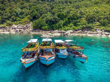 Doğal körfezin üst hava manzarası tonlarca gezgin turist alıyor. Tur tekneleri iniyor. İnsanlar yaz tatilinde birlikte su sporunun tadını çıkarıyorlar.