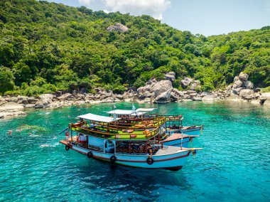 Doğal körfezin üst hava manzarası tonlarca gezgin turist alıyor. Tur tekneleri iniyor. İnsanlar yaz tatilinde birlikte su sporunun tadını çıkarıyorlar.