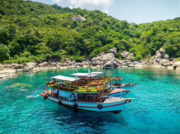 Doğal körfezin üst hava manzarası tonlarca gezgin turist alıyor. Tur tekneleri iniyor. İnsanlar yaz tatilinde birlikte su sporunun tadını çıkarıyorlar.