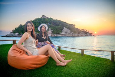 Koh Tao sahilinde yelken açan bir grup arkadaş Koh nangyuan 'ın yaz tatilinde birlikte gün batımını seyredeceğiz.