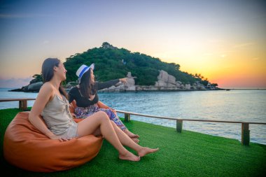 Koh Tao sahilinde yelken açan bir grup arkadaş Koh nangyuan 'ın yaz tatilinde birlikte gün batımını seyredeceğiz.