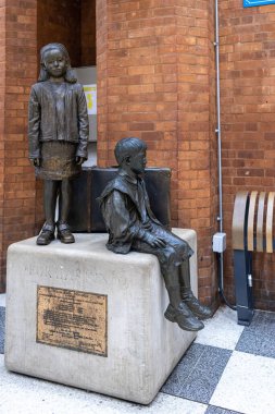 Londra - 10 Ağustos 2019 'da. Liverpool Caddesi İstasyonu 'ndaki çocuk taşıma anıtı. Nazi soyundan gelen iki mültecinin bronz heykeli. Bu Kürk Das Kind - Yer Değiştirme