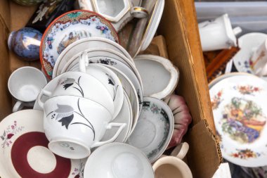 Londra 'daki Spitalfields bit pazarında yüz yıllık mavi çay seti.