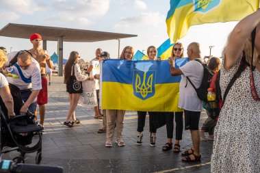 Tel Aviv, İsrail - 20 Mart 2022, Ukrayna 'daki Rus saldırısını protesto. Bayrağı olan gençler