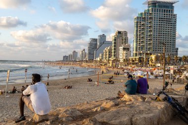 Tel Aviv, İsrail - 20.07.2022, Tel Aviv şehrinin gün batımında gökyüzü ve kumsal plajları.