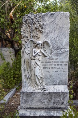 Hayfa, İsrail - 20 Temmuz 2022, Alman Tapınakçılar Mezarlığı. Alman kadın Bertha Stutz 'un mezarında bir melek olan güzel bir anıt.