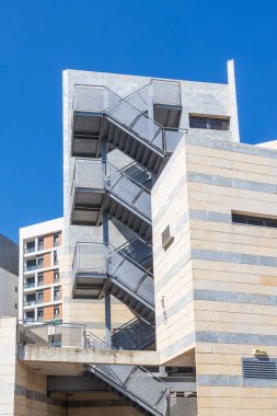 Hayfa, İsrail - 20 Temmuz 2022, Gündüz vakti modern apartmanların balkonlarına bakın