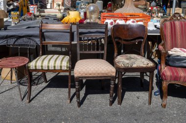 Hayfa, İsrail - 20 Temmuz 2022, bit pazarı sahnesi, Hayfa, İsrail şehir merkezinde satıcılar ve müşterilerle.