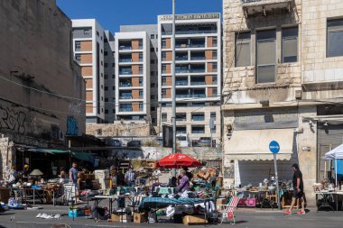 Hayfa, İsrail - 20 Temmuz 2022, bit pazarı sahnesi, Hayfa, İsrail şehir merkezinde satıcılar ve müşterilerle.