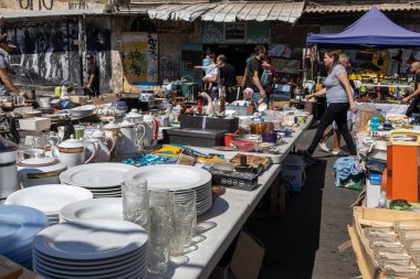 Hayfa, İsrail - 20 Temmuz 2022, bit pazarı sahnesi, Hayfa, İsrail şehir merkezinde satıcılar ve müşterilerle.