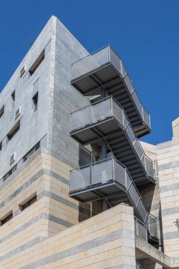 Hayfa, İsrail - 20 Temmuz 2022, Gündüz vakti modern apartmanların balkonlarına bakın